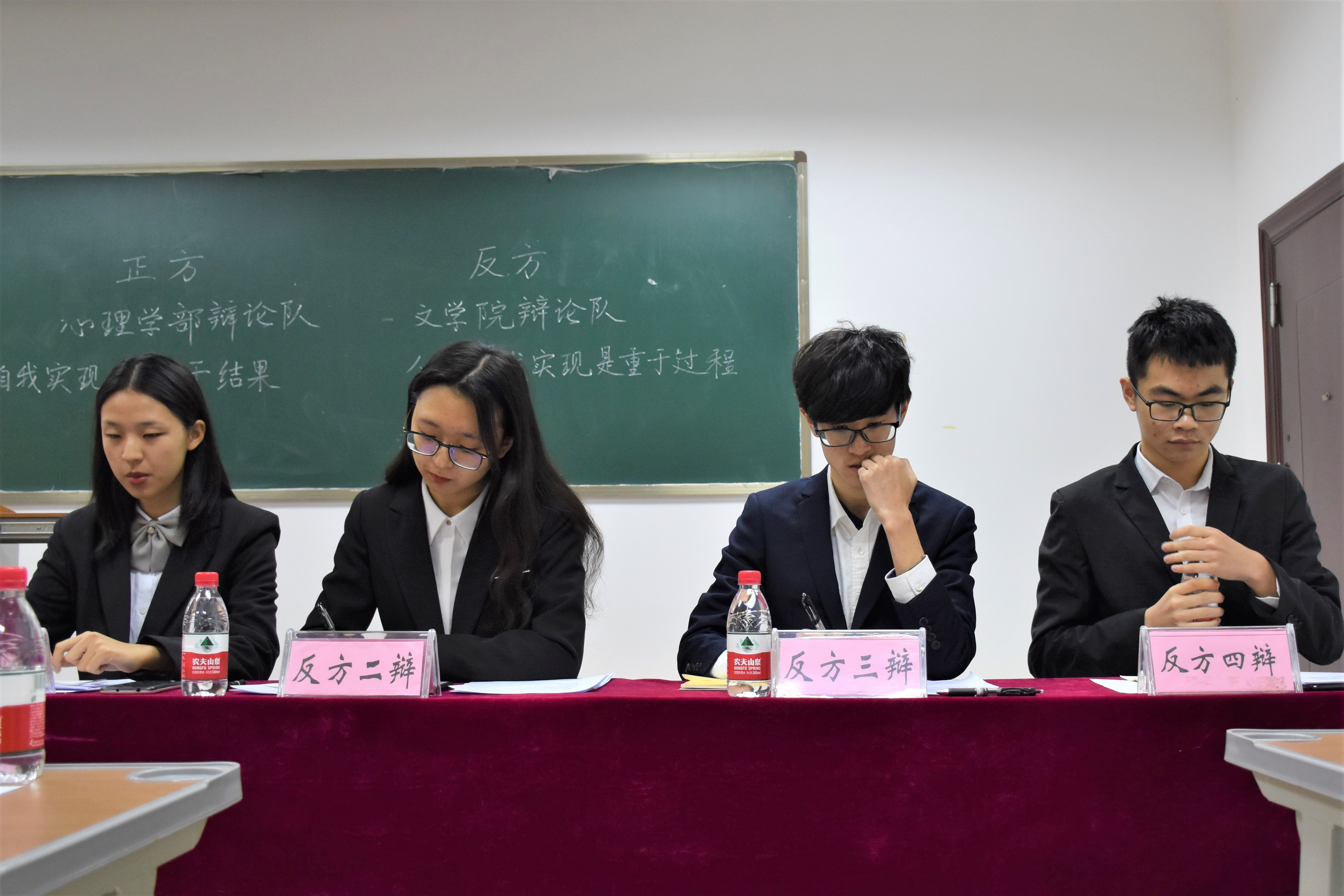 辩论赛中正方辩手.JPG