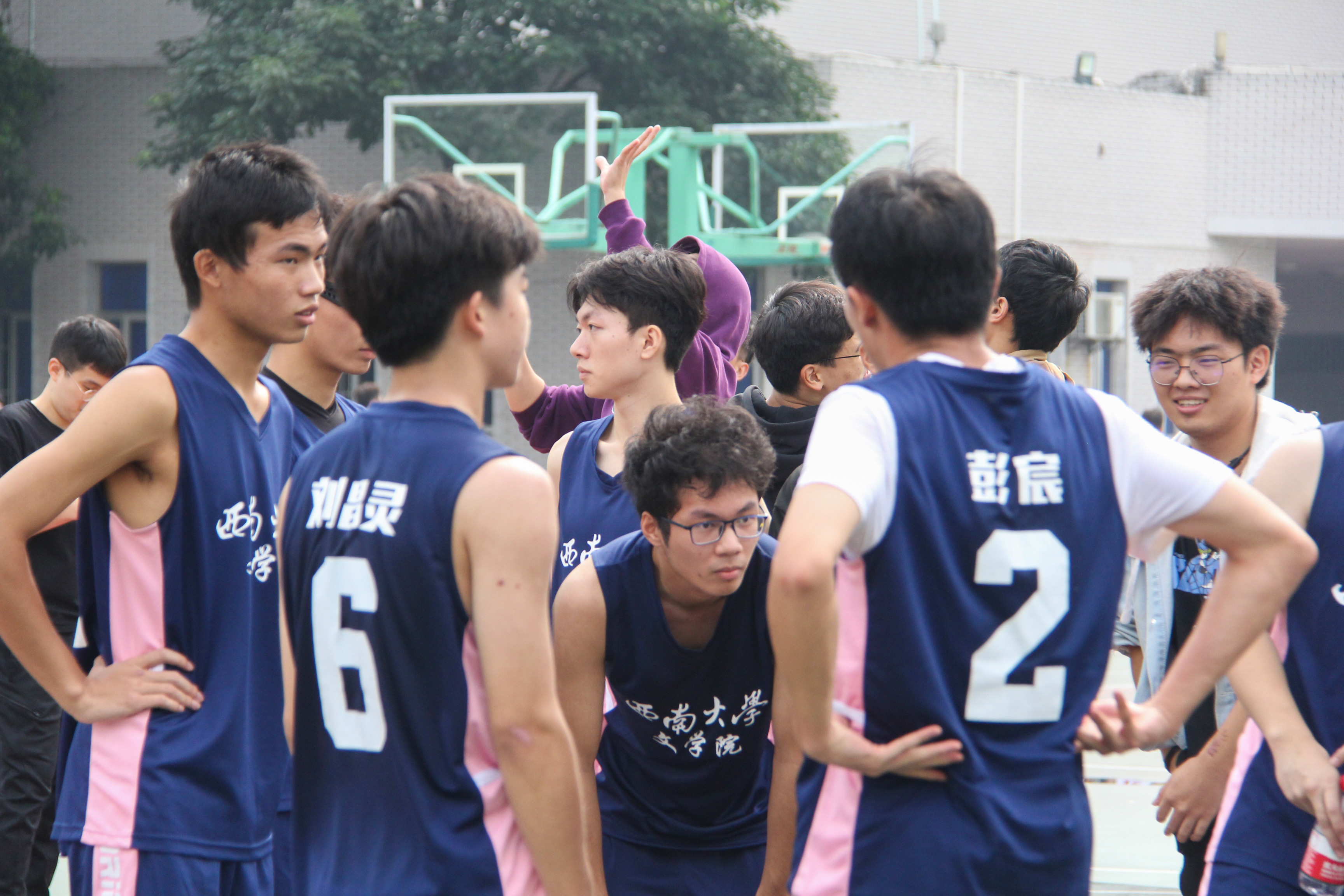 队员们商议战术.JPG