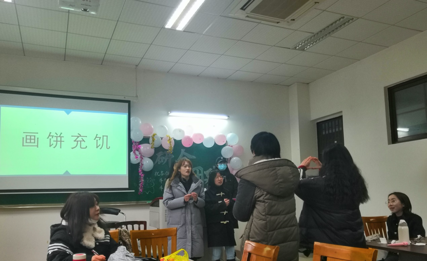 研会成员进行你画我猜游戏.png