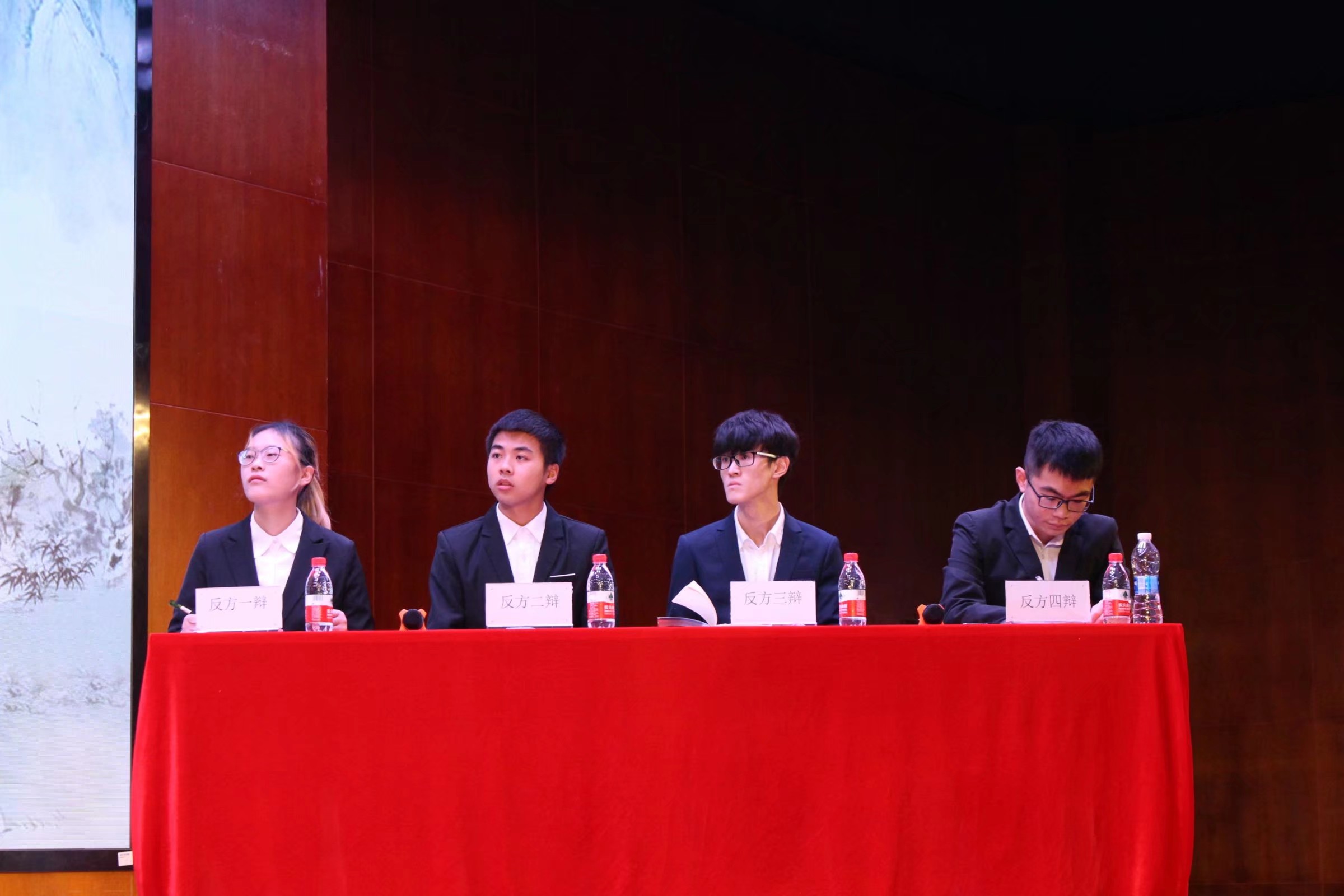6165cc金沙总站检测中心“言理杯”辩论赛夺冠 选手在辩论.jpeg