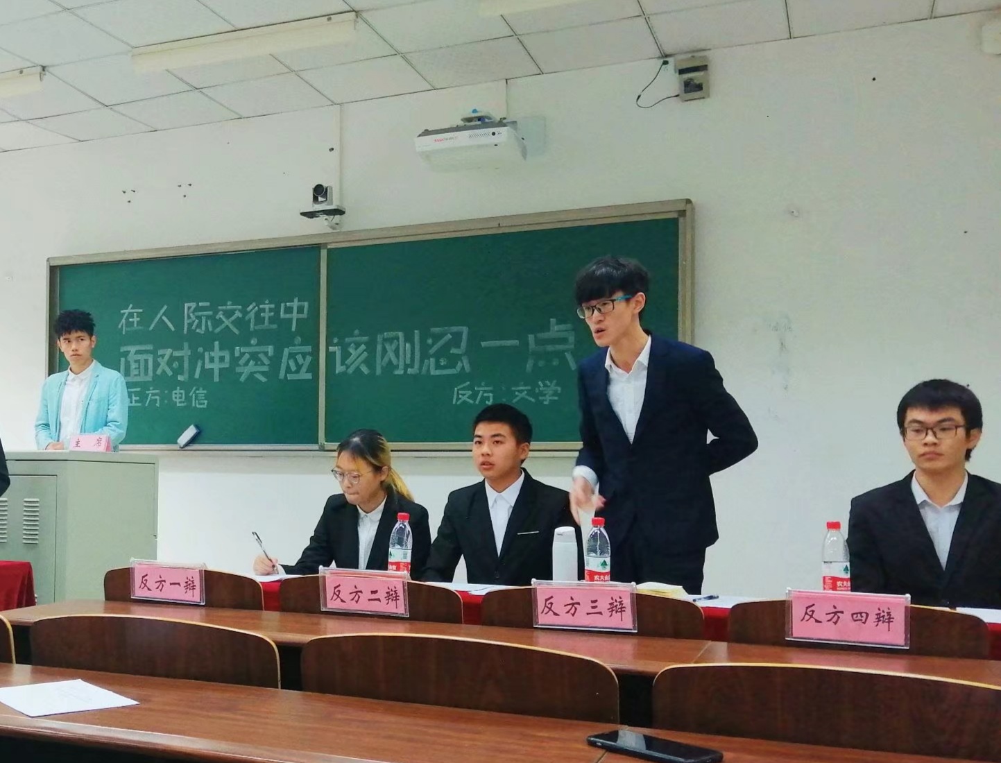 辩论赛中辩手在辩论1.jpg