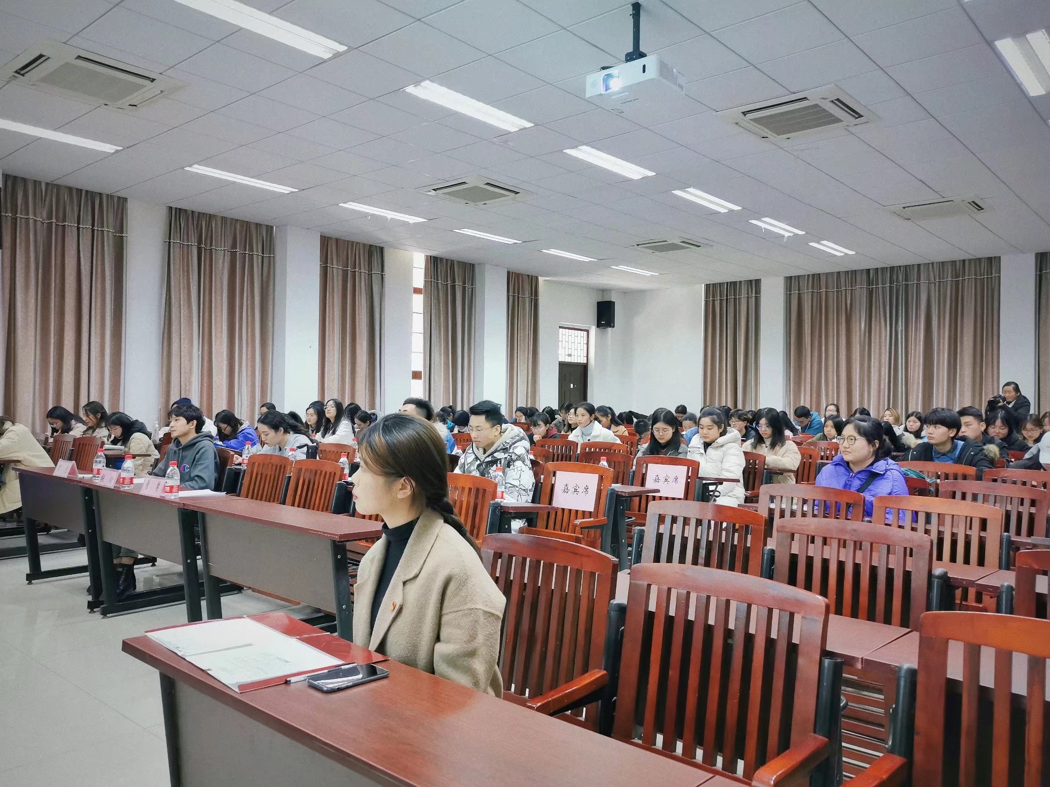 团校培训中学员在听讲.jpeg