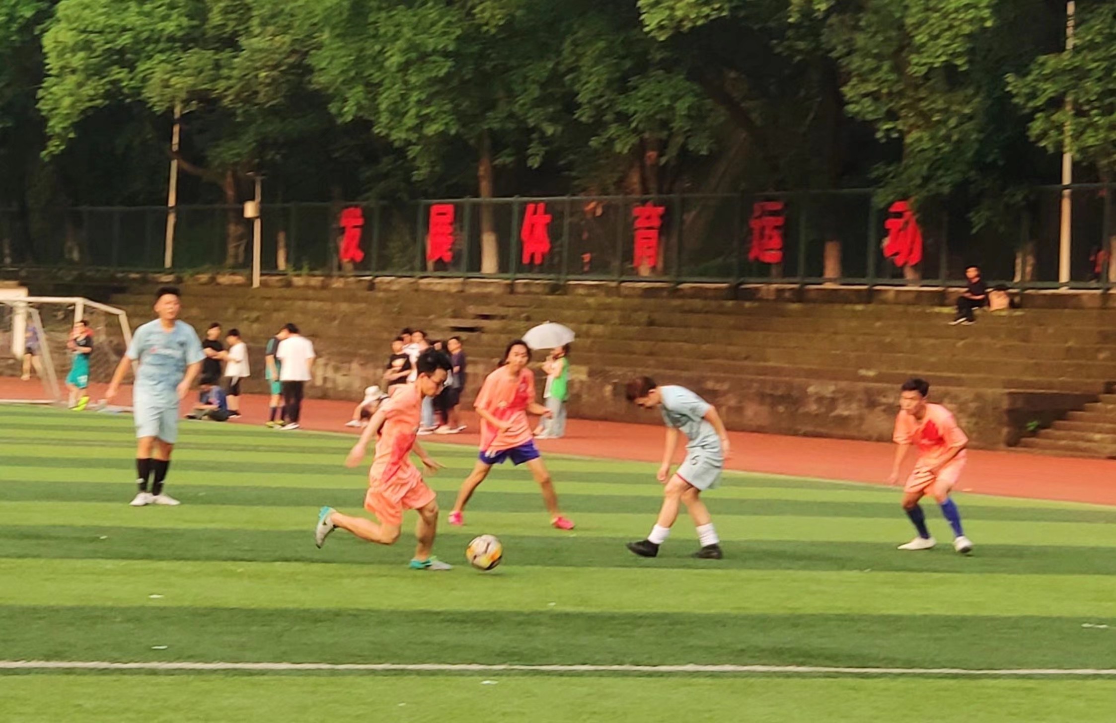 足球赛中同学们的身影.jpeg