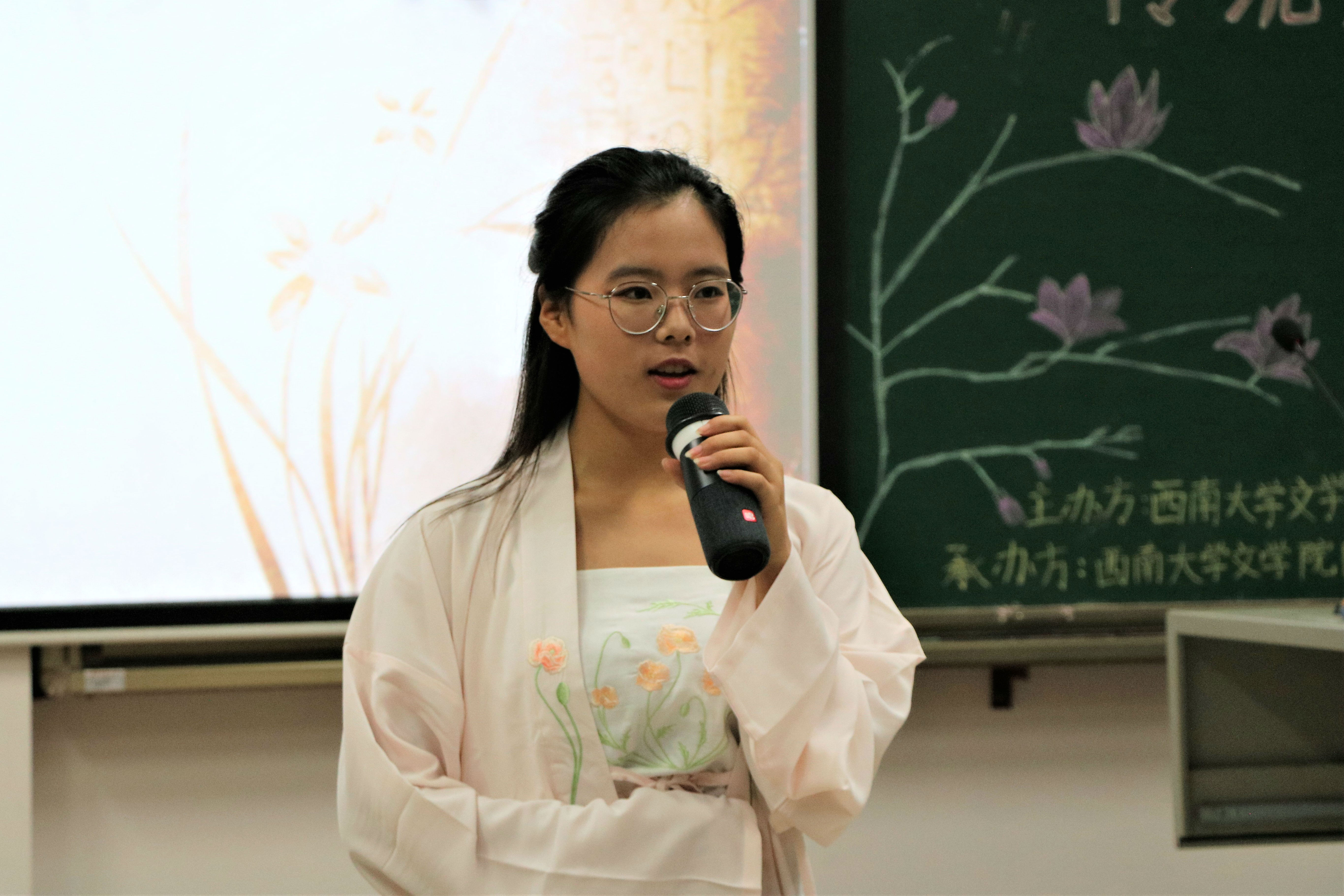 宣讲会中宣讲人员在宣讲2.jpg