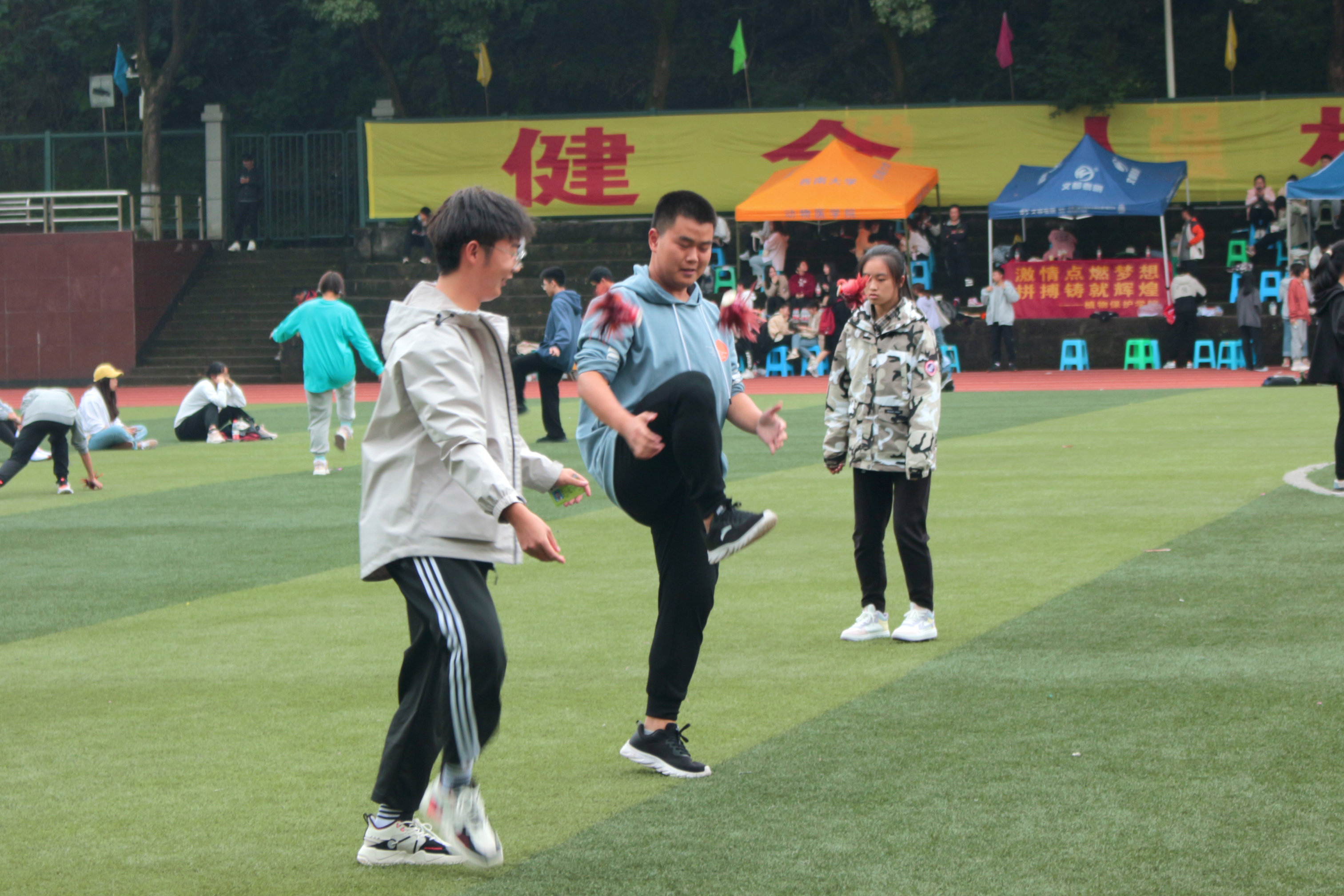 参加踢毽子比赛.JPG