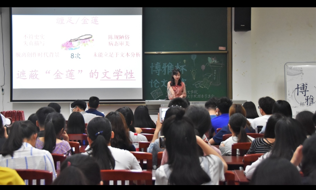 参赛同学在阐述.jpg