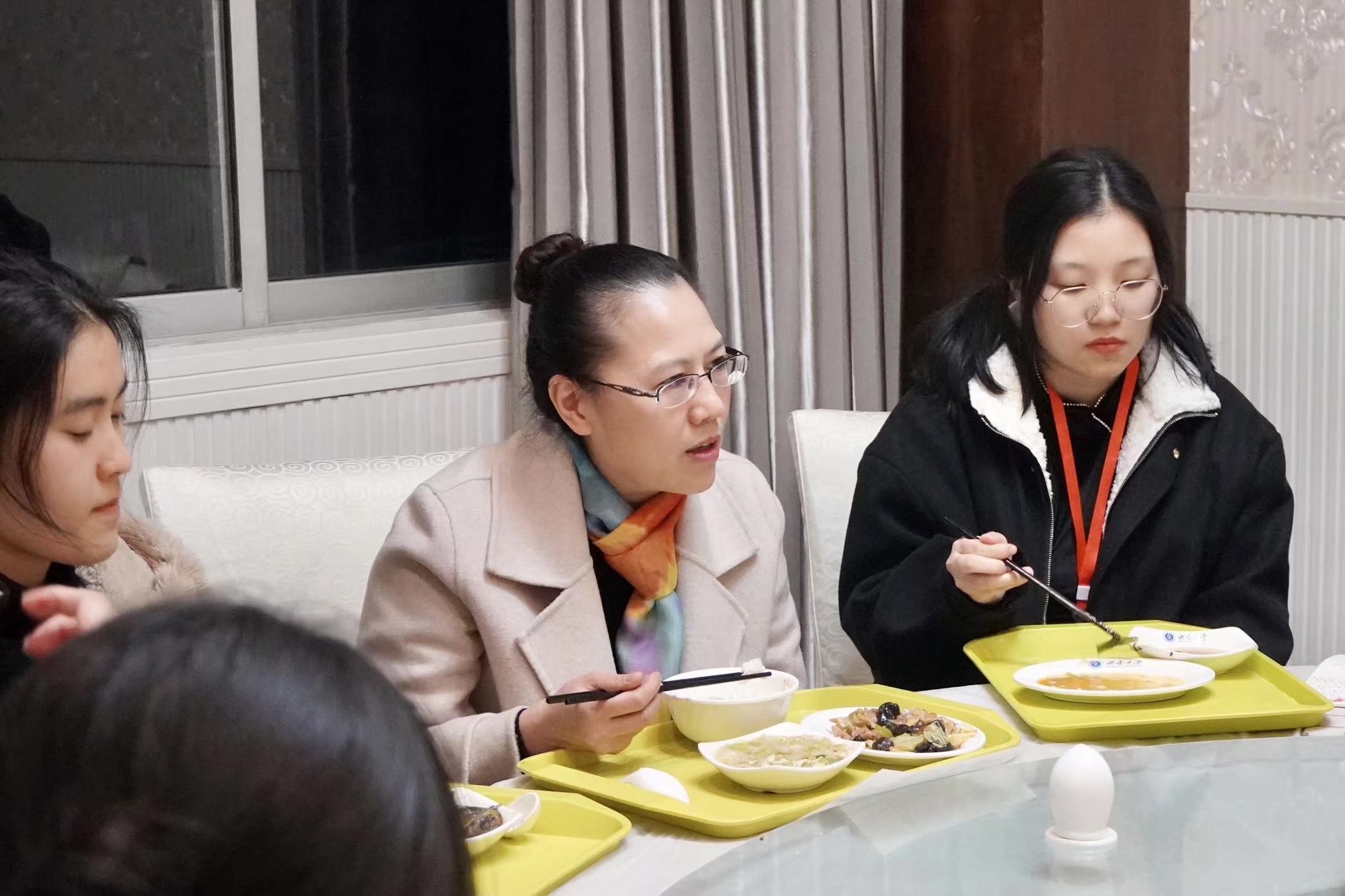 曾利君教授解答同学们的疑惑.jpg