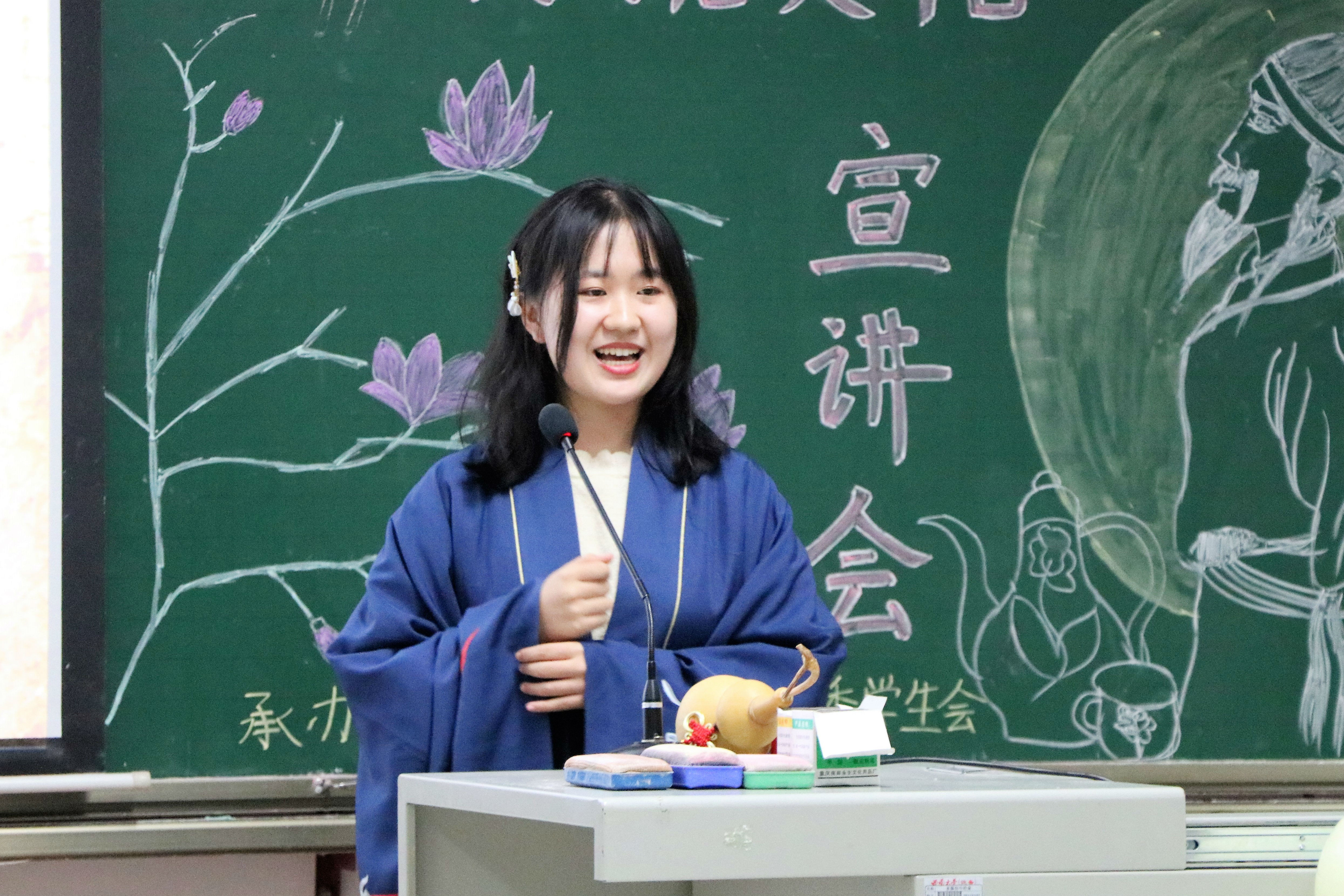 宣讲会中宣讲人员在宣讲1.jpg
