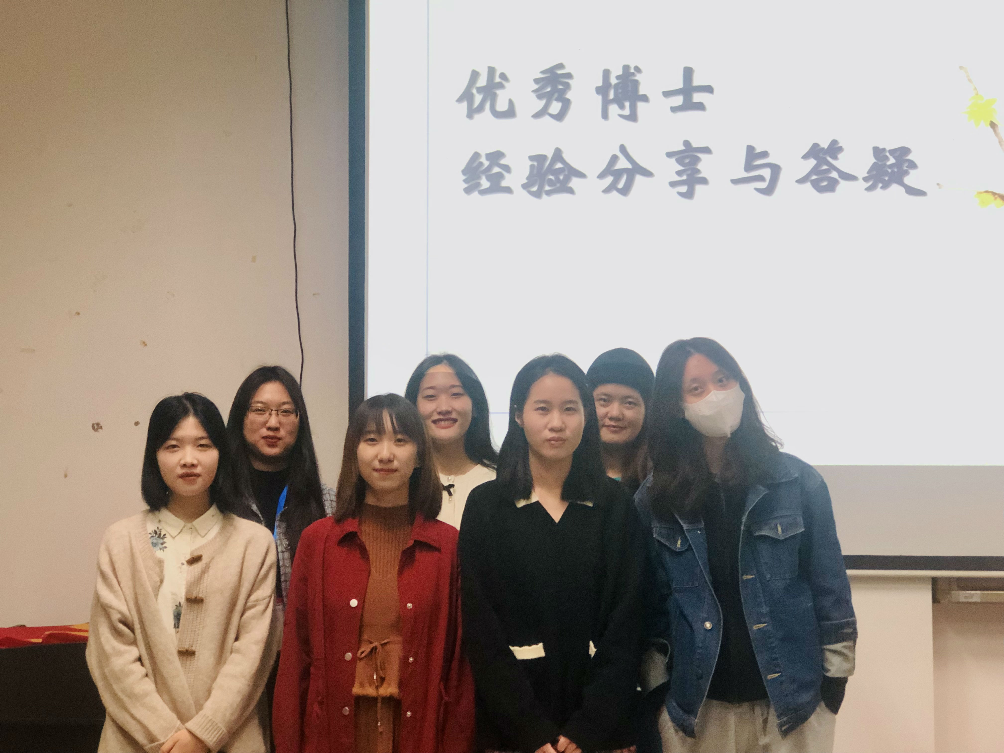工作人员与嘉宾合影留念.jpg