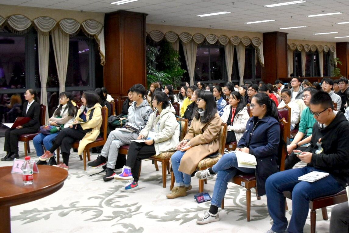 沙龙会中观众认真聆听.jpg