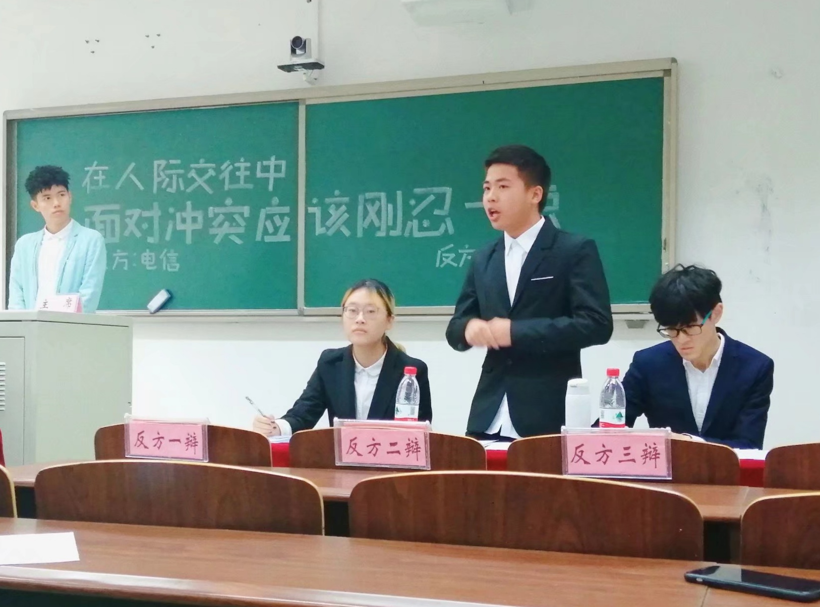 辩论赛中辩手在辩论2.jpg