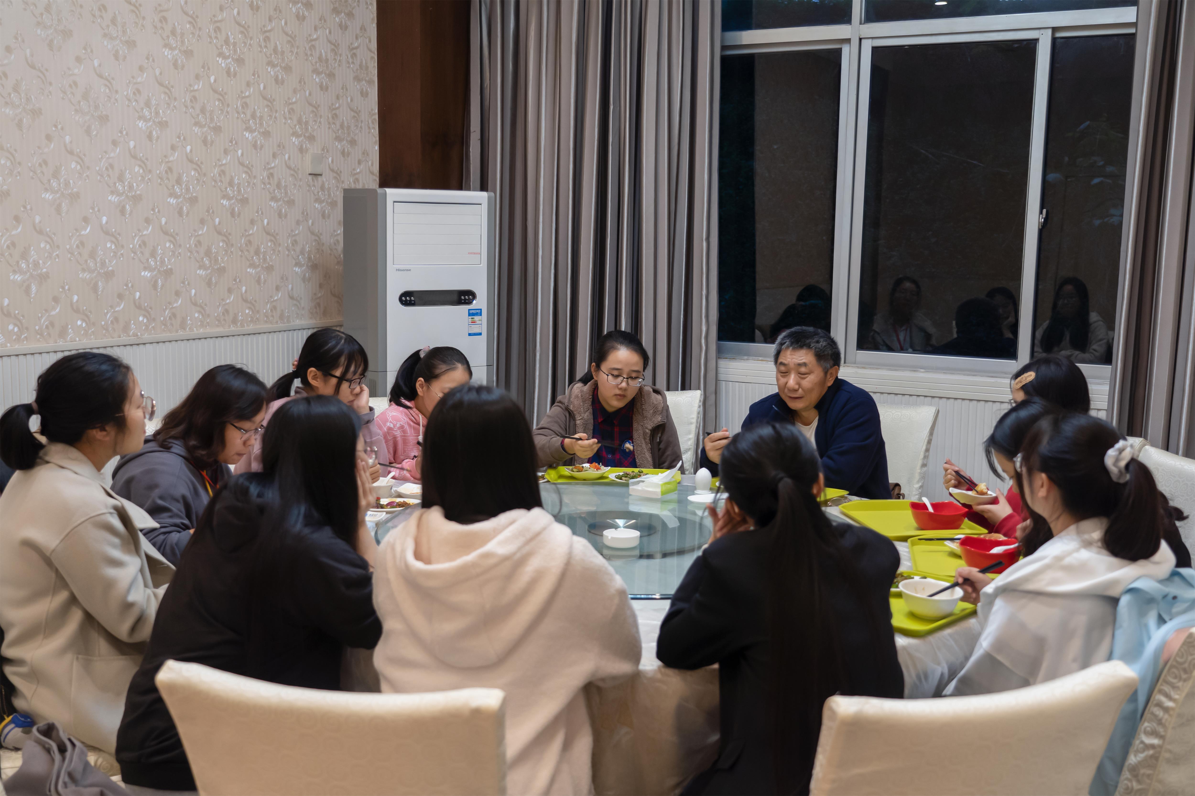 同学们和何圣伦教授共进晚餐配图.jpg