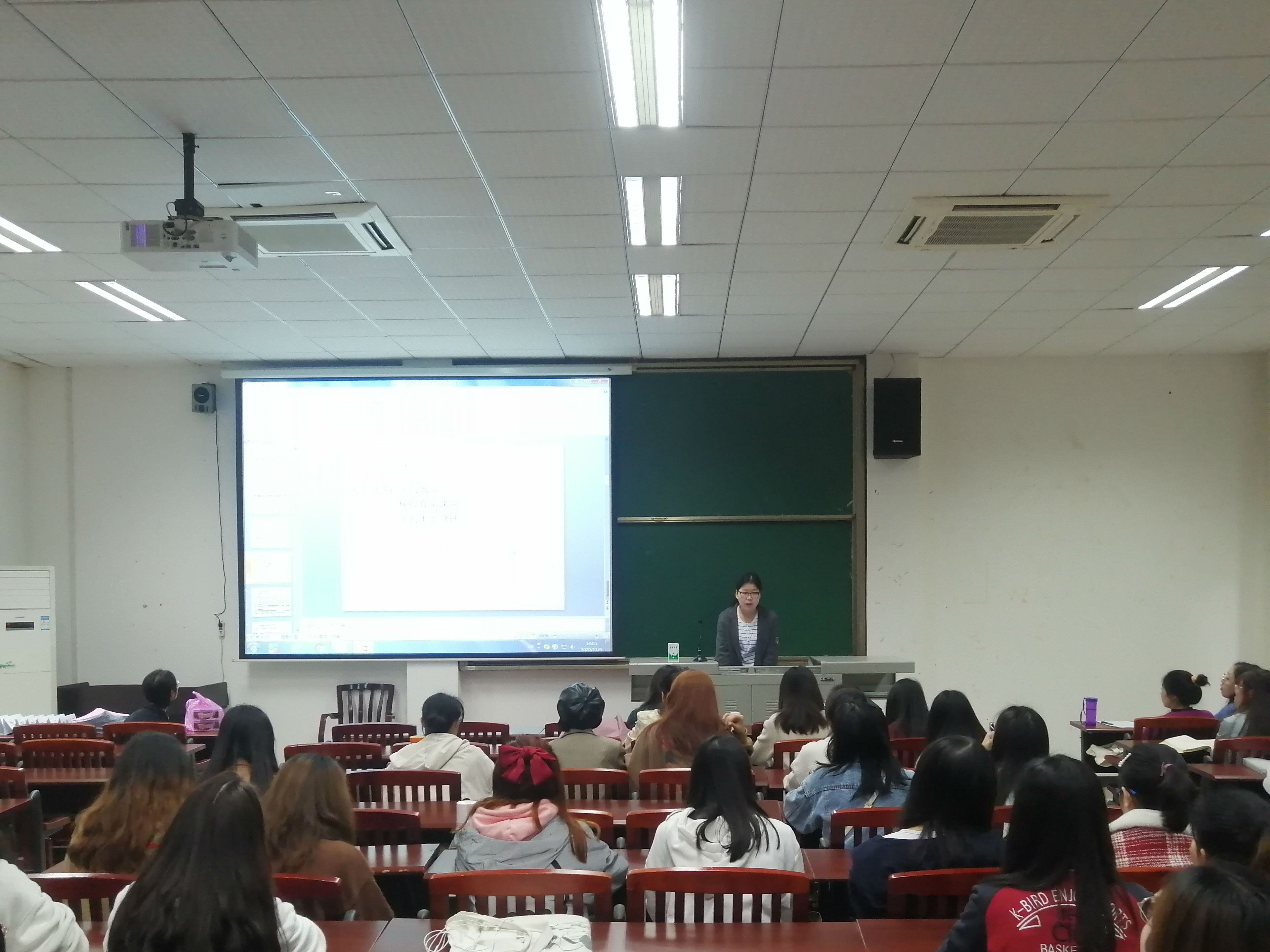边静雯同学为参赛选手做培训1.jpeg