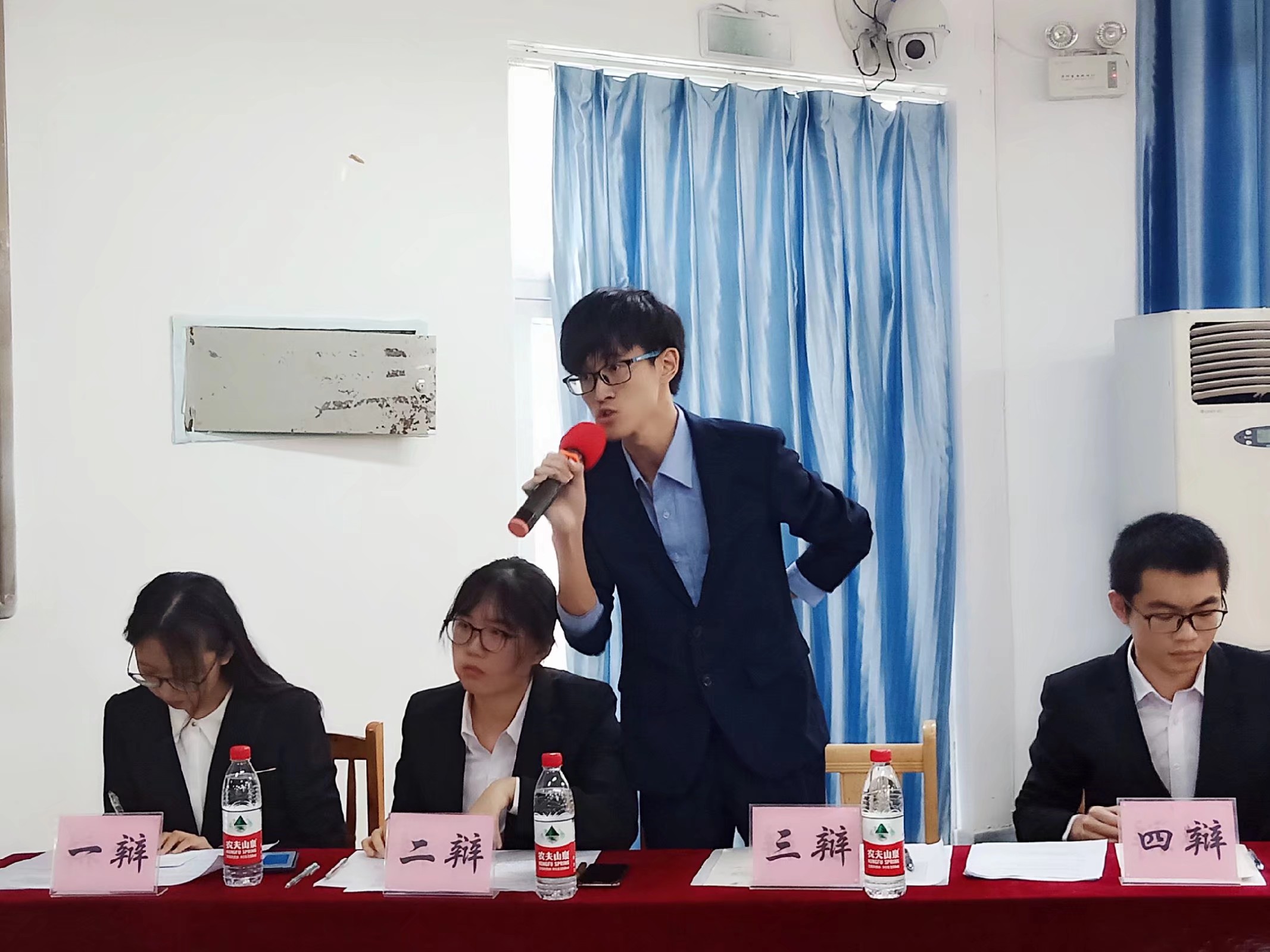 辩论赛中选手在辩论.jpeg