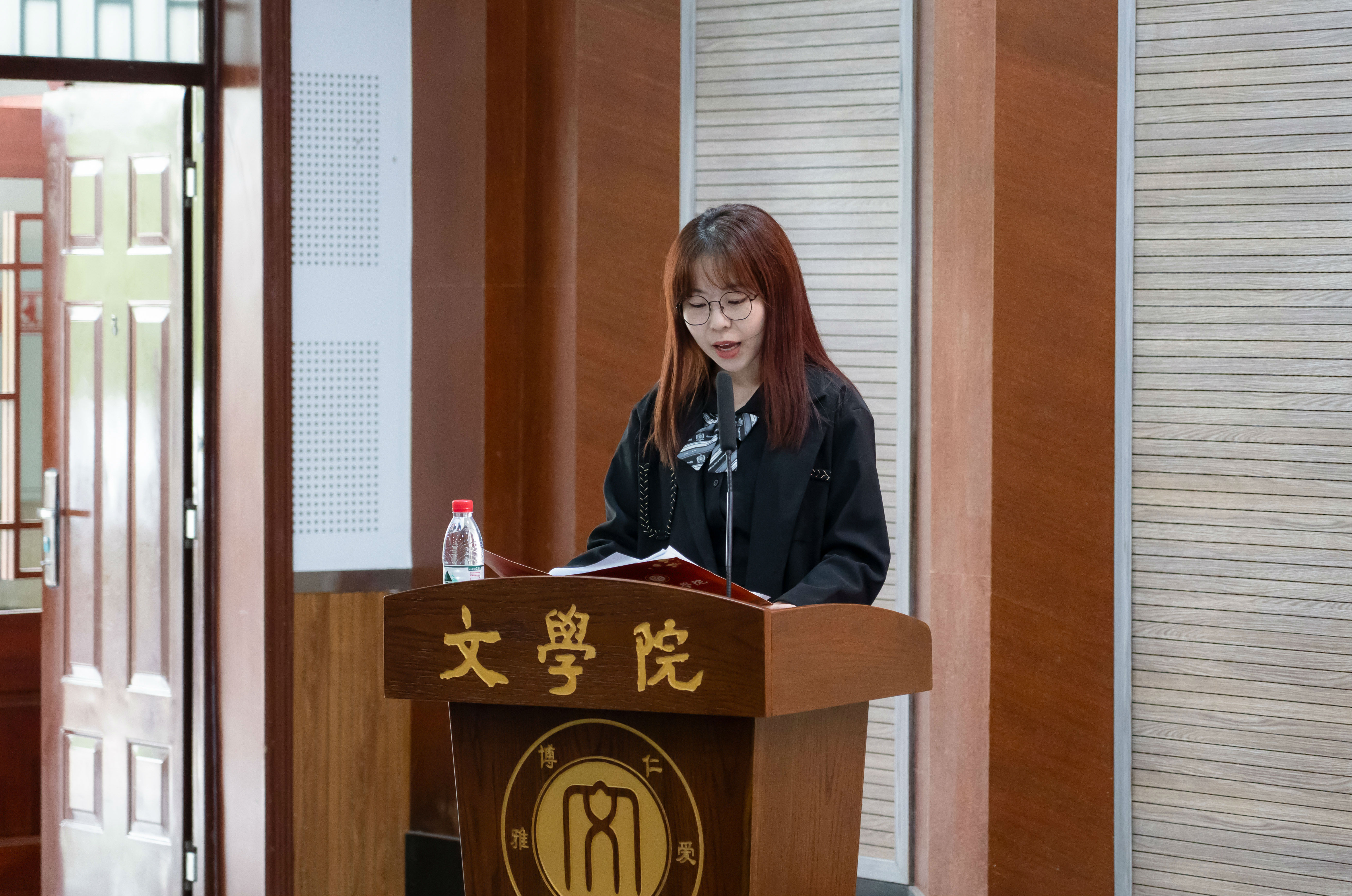 6165cc金沙总站检测中心学生会主席胡伟婧主持会议.jpg