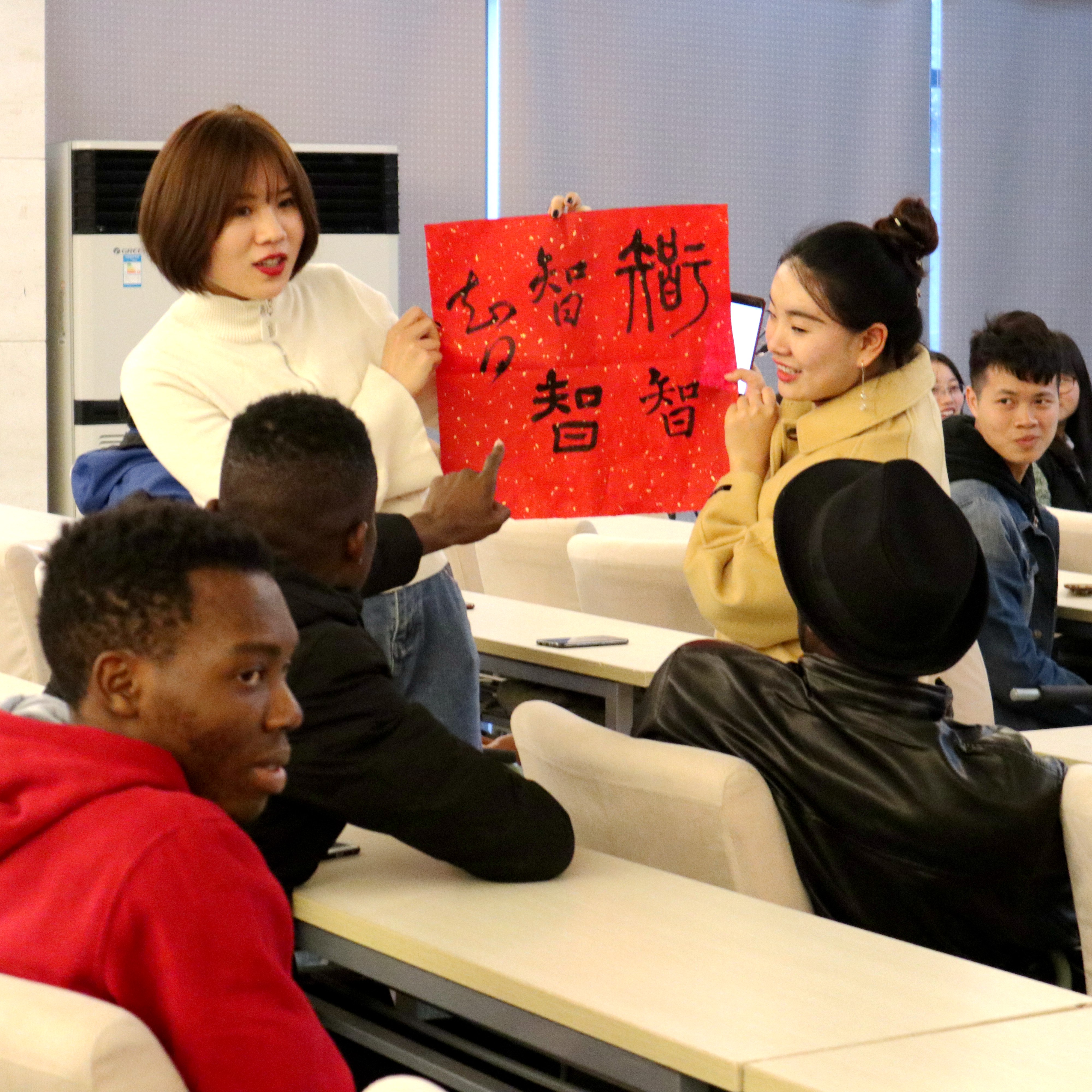 宣讲团成员展示“智”的演变.JPG