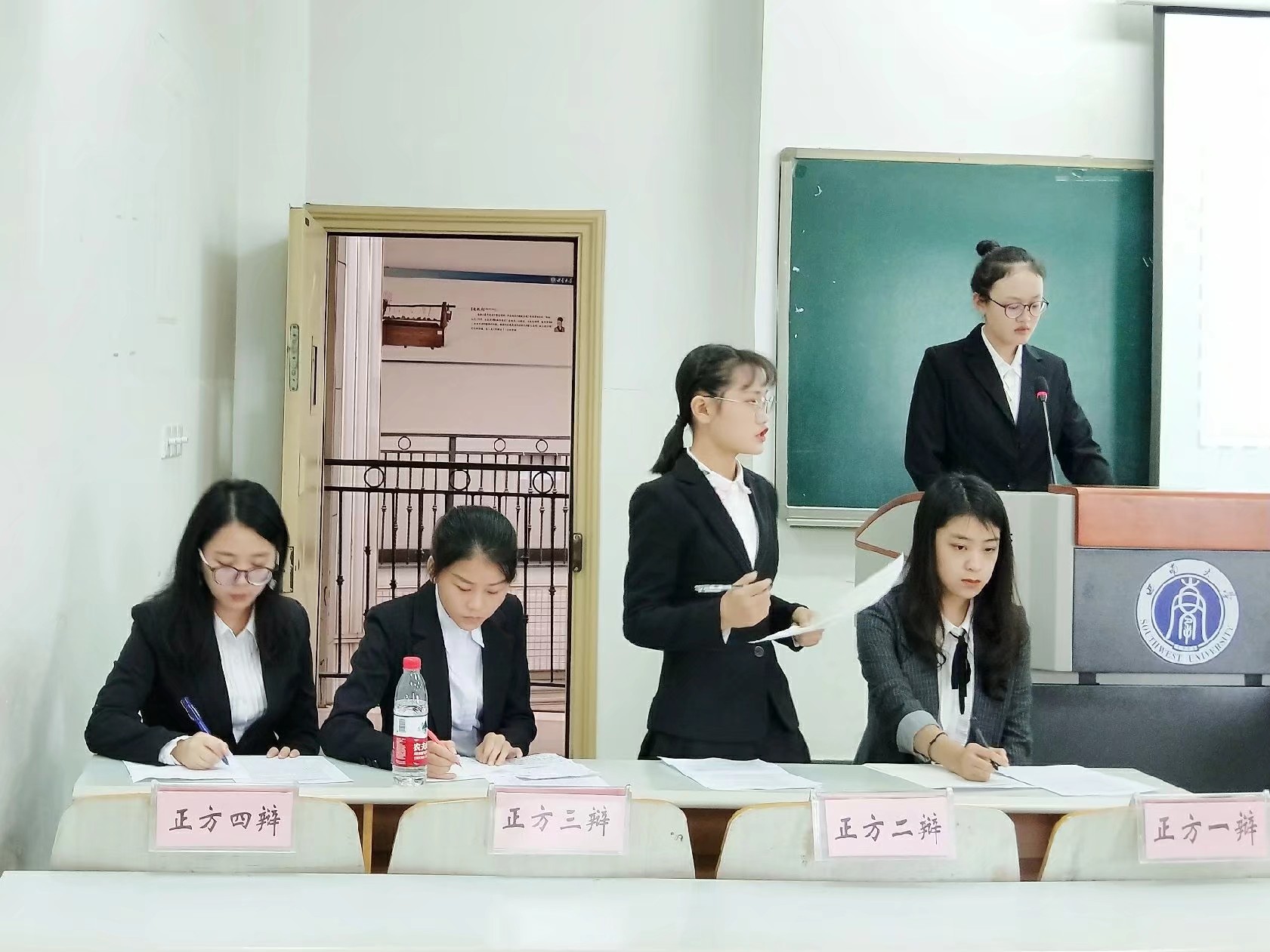 辩手在辩论.jpeg