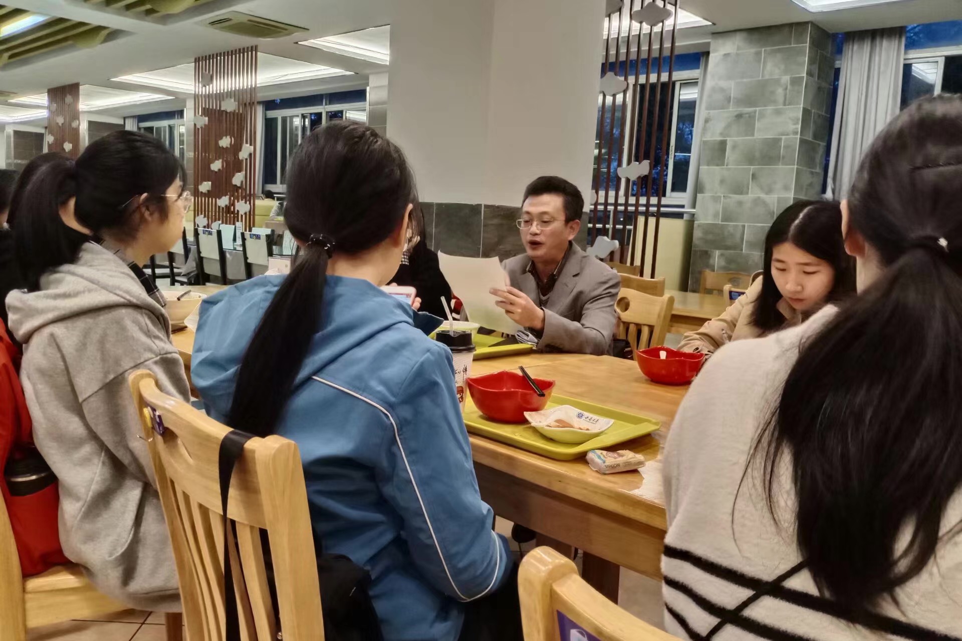 师生交流晚餐会照片2.JPG